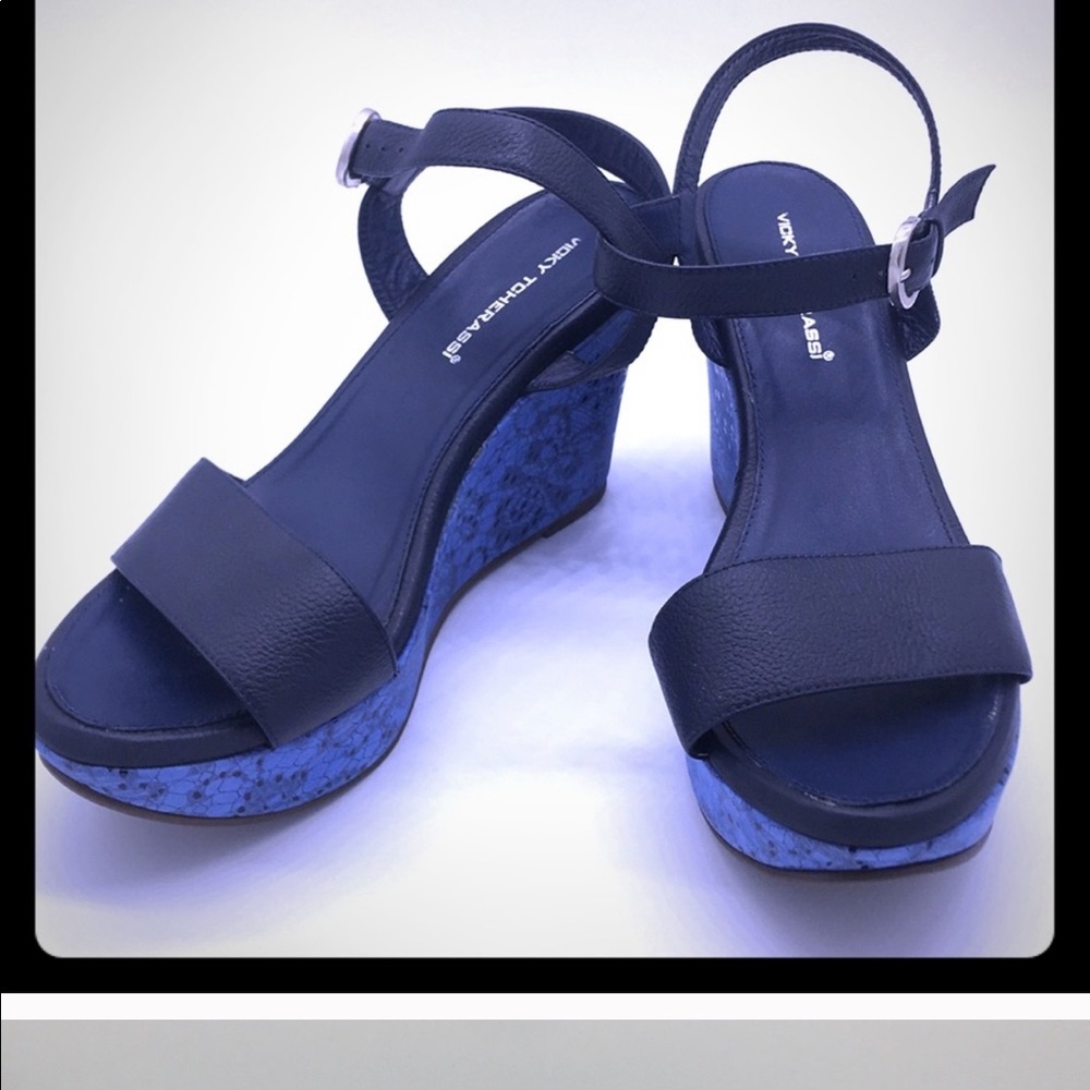 Leather blue sandals open toe strap in ankle.